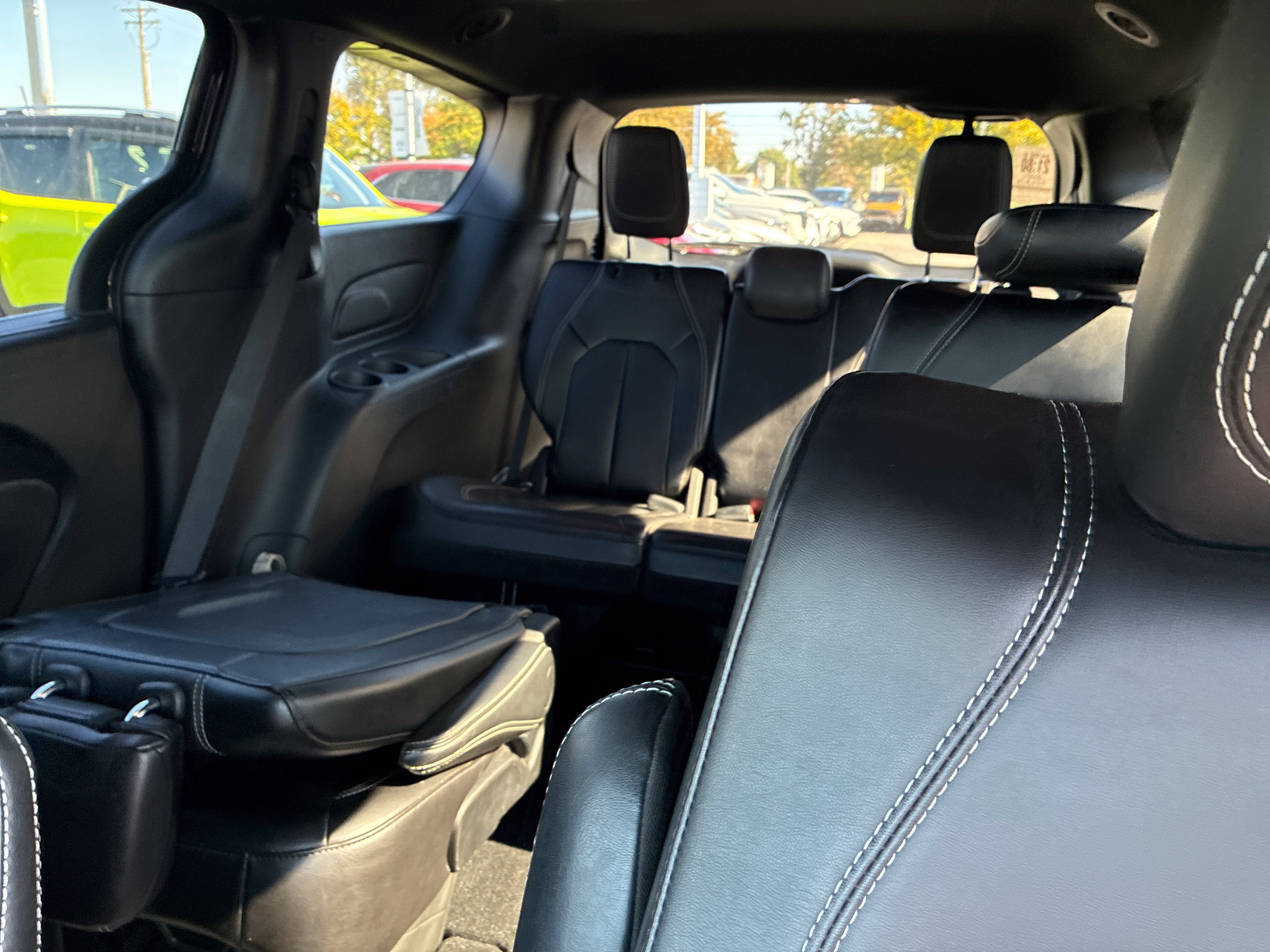 Used 2025 Chrysler Pacifica Select FWD image 18
