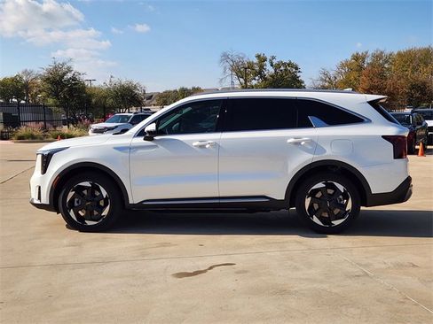 Certified 2025 Kia Sorento EX image 4