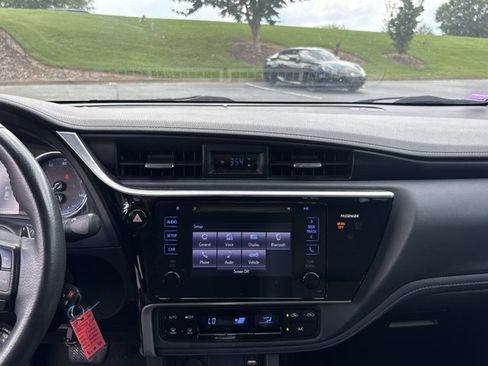 Used 2017 Toyota Corolla SE w/ Carpet Mat Package (TMS) FWD image 13
