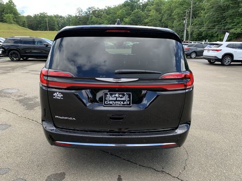 Used 2025 Chrysler Pacifica Select FWD image 13