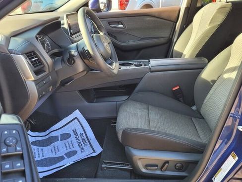 Used 2023 Nissan Rogue SV image 5