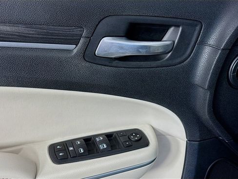 Used 2021 Chrysler 300 Touring w/ Chrome Appearance Package image 19