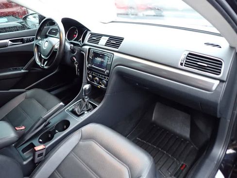 Used 2018 Volkswagen Passat 2.0T R-Line w/ R-Line Lighting Package image 20