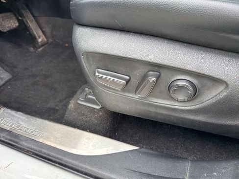 Used 2023 Toyota Highlander XLE image 7