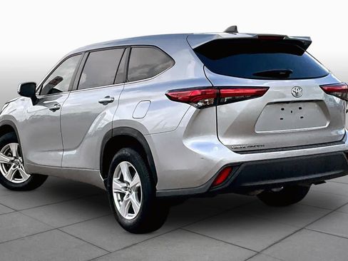 Used 2023 Toyota Highlander L FWD image 11