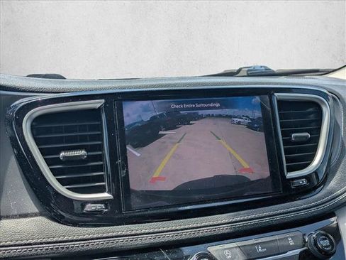 Used 2022 Chrysler Pacifica Touring-L AWD/4WD image 11