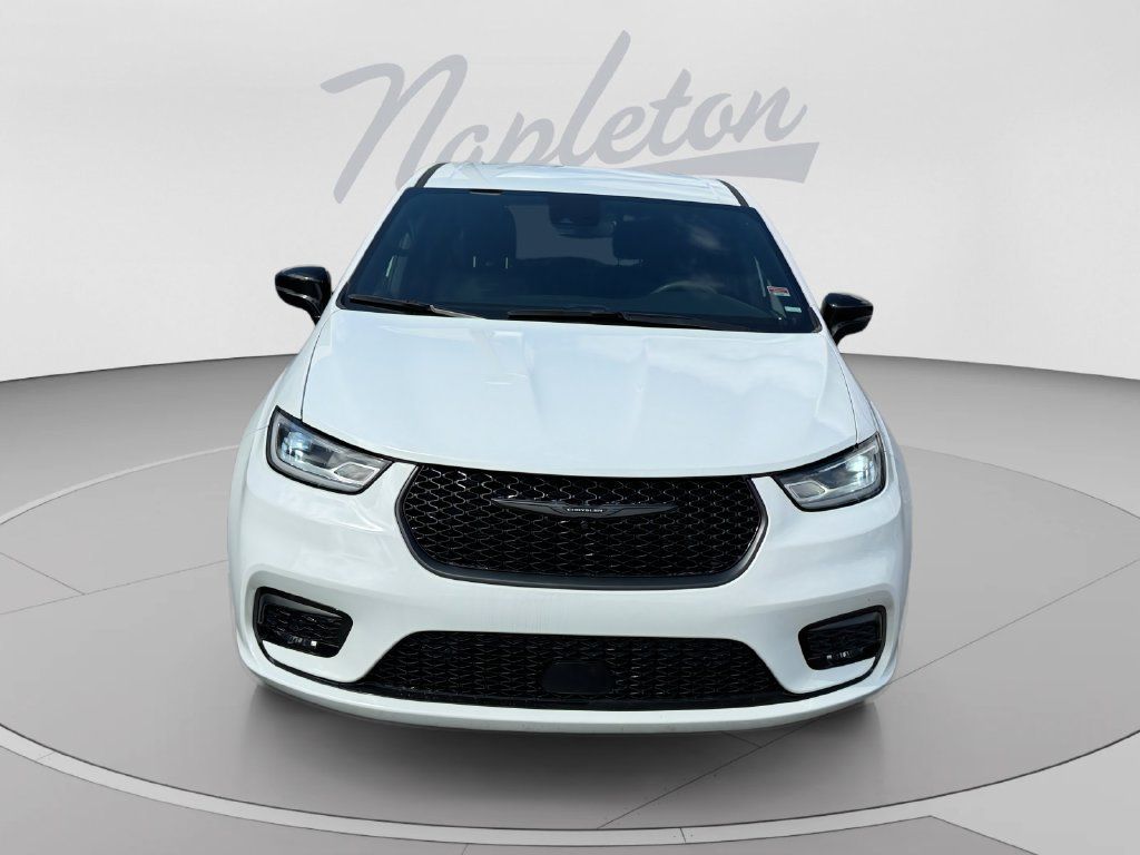 Used 2024 Chrysler Pacifica Limited FWD image 9