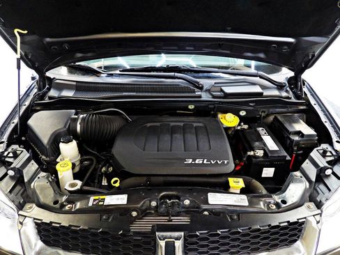 Used 2016 Dodge Grand Caravan SE FWD image 4