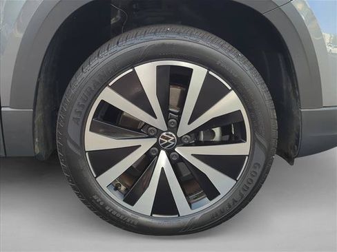 Used 2023 Volkswagen Taos SE FWD image 4