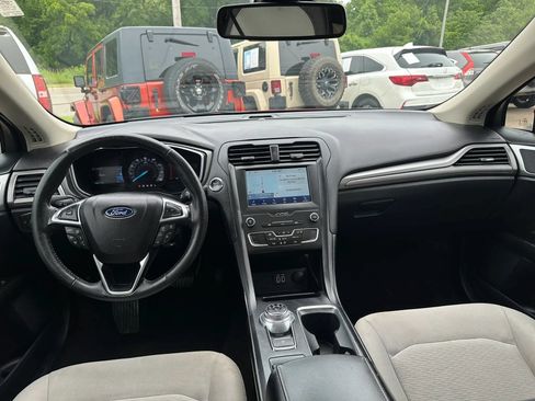 Used 2020 Ford Fusion SE w/ Equipment Group 151A FWD image 14