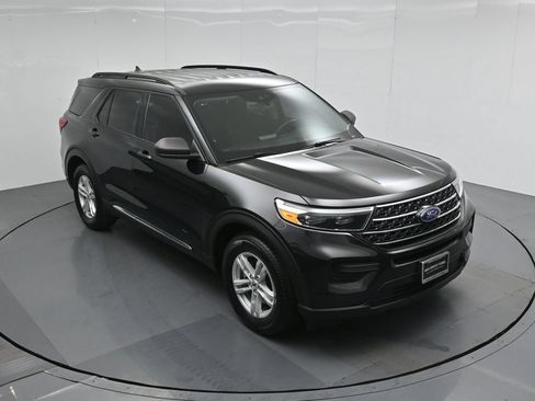 Certified 2024 Ford Explorer XLT RWD image 32