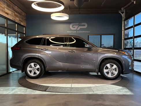 Used 2022 Toyota Highlander LE AWD/4WD image 2