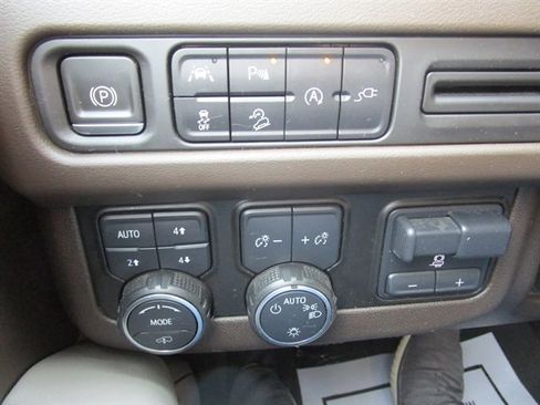 Used 2021 Chevrolet Suburban Z71 w/ Z71 Off-Road Package AWD/4WD image 32