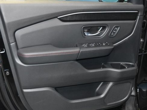 Used 2025 Honda Pilot Black Edition image 4