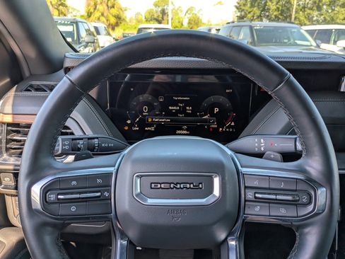 Used 2025 GMC Yukon Denali AWD/4WD image 25