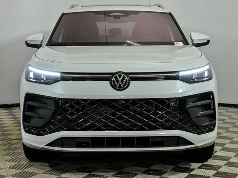 Certified 2025 Volkswagen Tiguan SEL R-Line AWD/4WD image 4