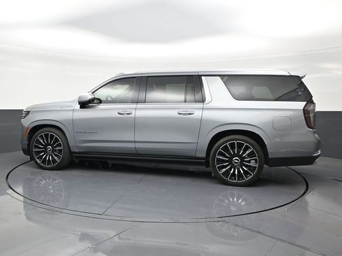 Used 2025 Chevrolet Suburban High Country AWD/4WD image 2