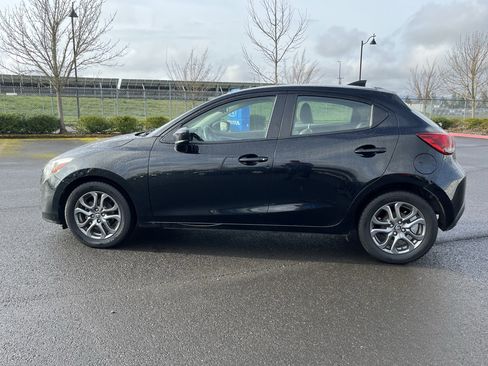 Used 2020 Toyota Yaris XLE image 2