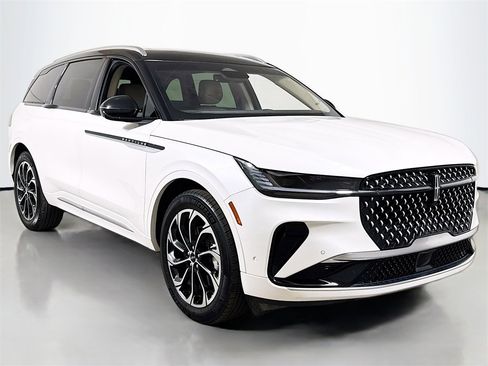 Used 2024 Lincoln Nautilus Reserve w/ Equipment Group 202A image 3