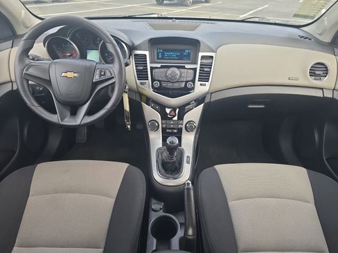 Used 2014 Chevrolet Cruze LS image 9
