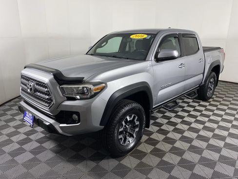 Used 2016 Toyota Tacoma TRD Off-Road w/ Towing Package AWD/4WD image 9