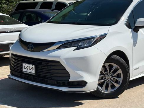 Used 2021 Toyota Sienna LE FWD image 2
