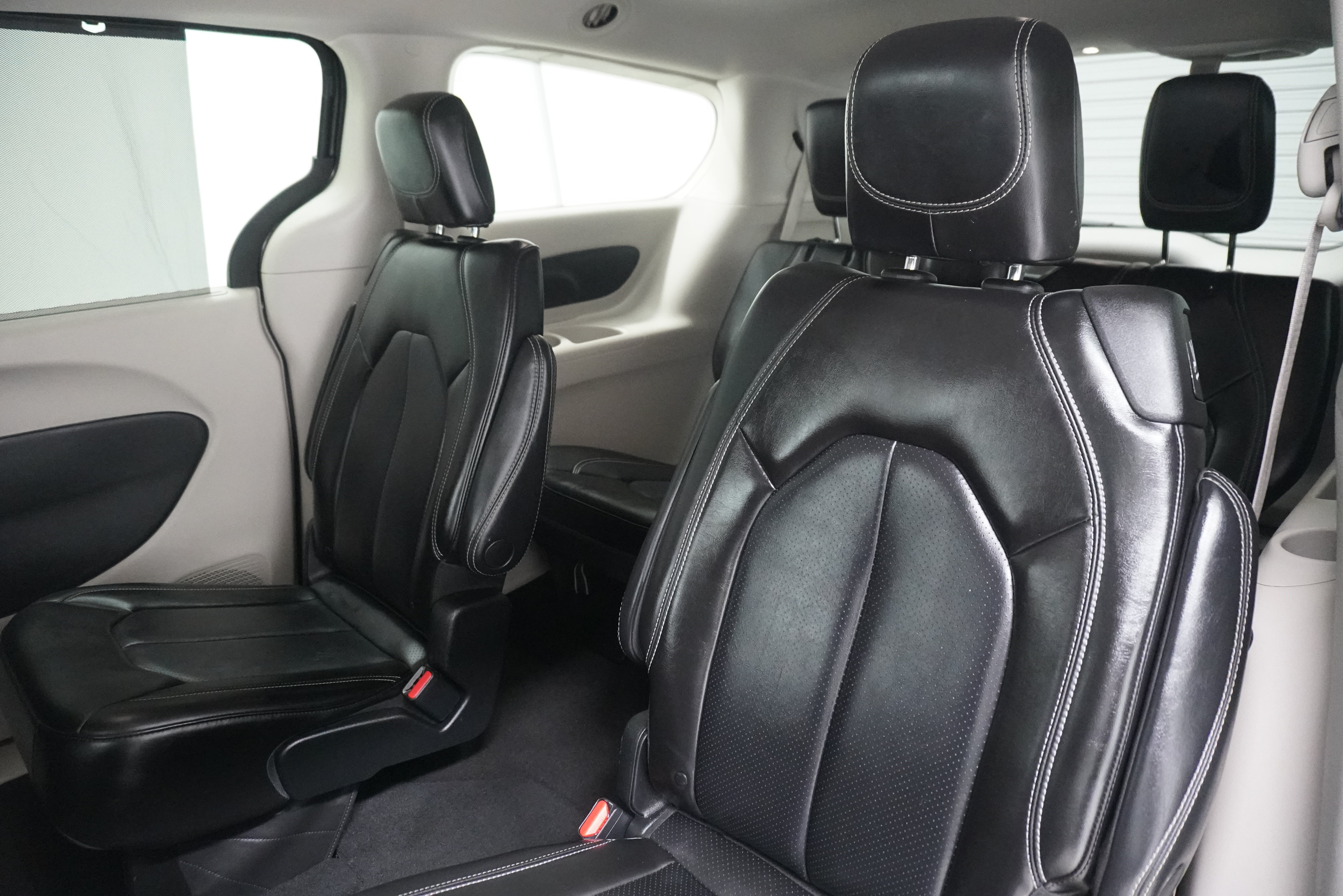 Used 2023 Chrysler Pacifica Touring-L FWD image 12