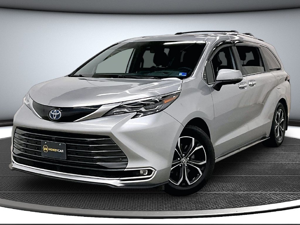 Used 2025 Toyota Sienna Platinum AWD/4WD image 3