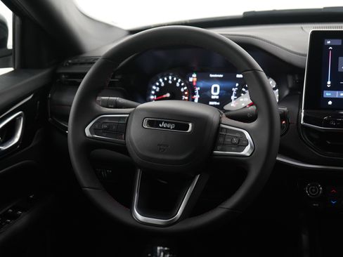Used 2025 Jeep Compass Trailhawk AWD/4WD image 15