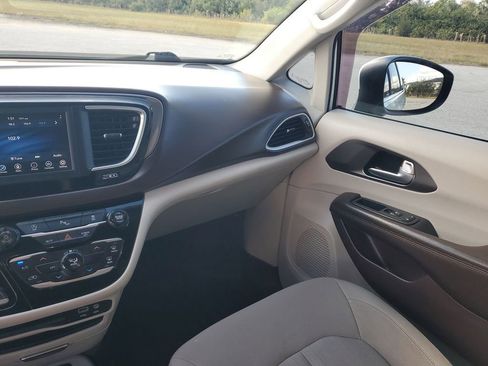 Used 2019 Chrysler Pacifica LX image 11