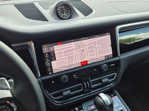Certified 2026 Porsche Macan AWD/4WD image 17