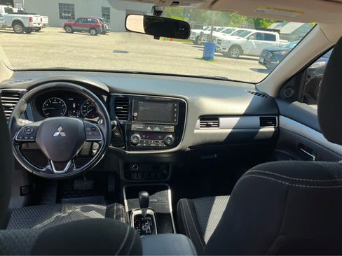 Used 2017 Mitsubishi Outlander SE AWD/4WD image 25