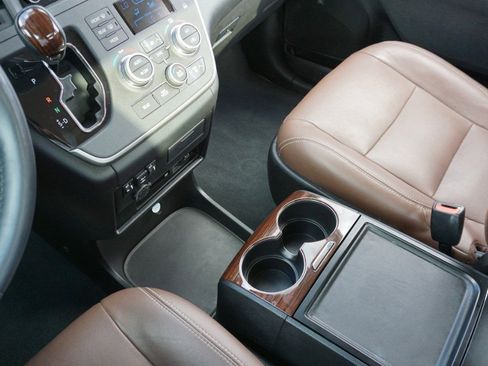 Used 2020 Toyota Sienna Limited Premium image 19