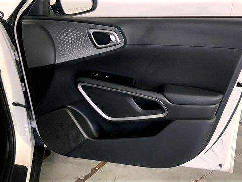 Used 2025 Kia Soul LX w/ LX Technology Package FWD image 25