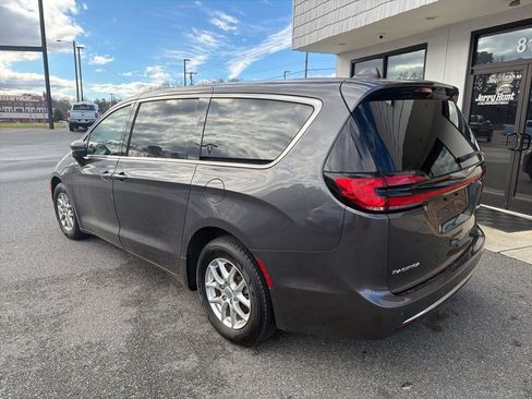 Used 2023 Chrysler Pacifica Touring-L image 5