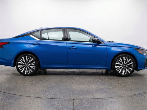 Used 2025 Nissan Altima 2.5 SV FWD image 11