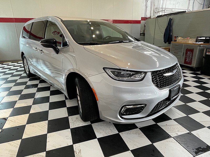 Used 2026 Chrysler Pacifica Select FWD image 3