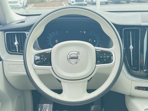 Used 2023 Volvo XC60 B5 Plus image 16