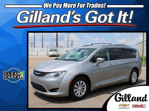 Used 2018 Chrysler Pacifica Touring-L FWD image 1