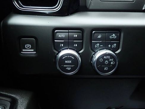 Used 2024 GMC Sierra 2500 AT4 w/ AT4 Preferred Package AWD/4WD image 24