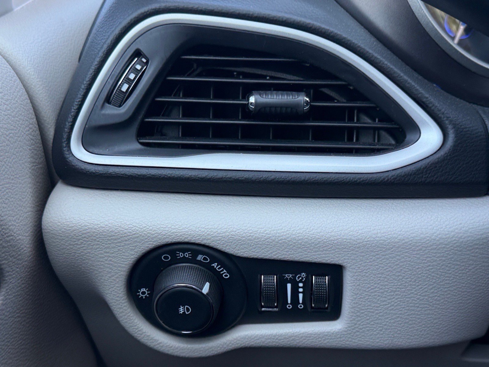 Used 2024 Chrysler Pacifica Touring-L FWD image 24