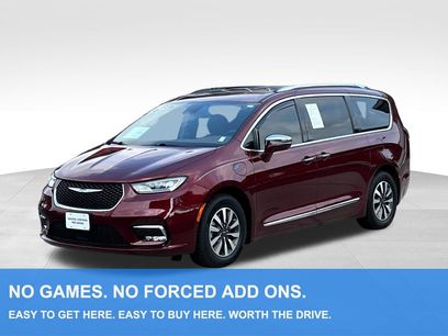 Used 2021 Chrysler Pacifica Limited w/ Uconnect Theater Family Group