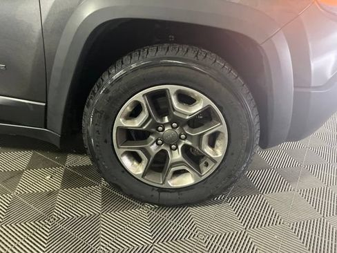 Used 2019 Jeep Cherokee Trailhawk w/ Comfort/Convenience Group AWD/4WD image 40