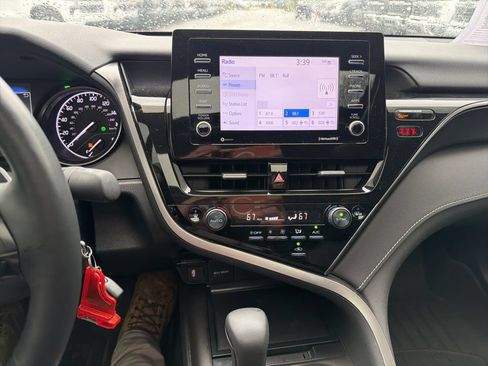 Used 2024 Toyota Camry SE w/ Cold Weather Package FWD image 10
