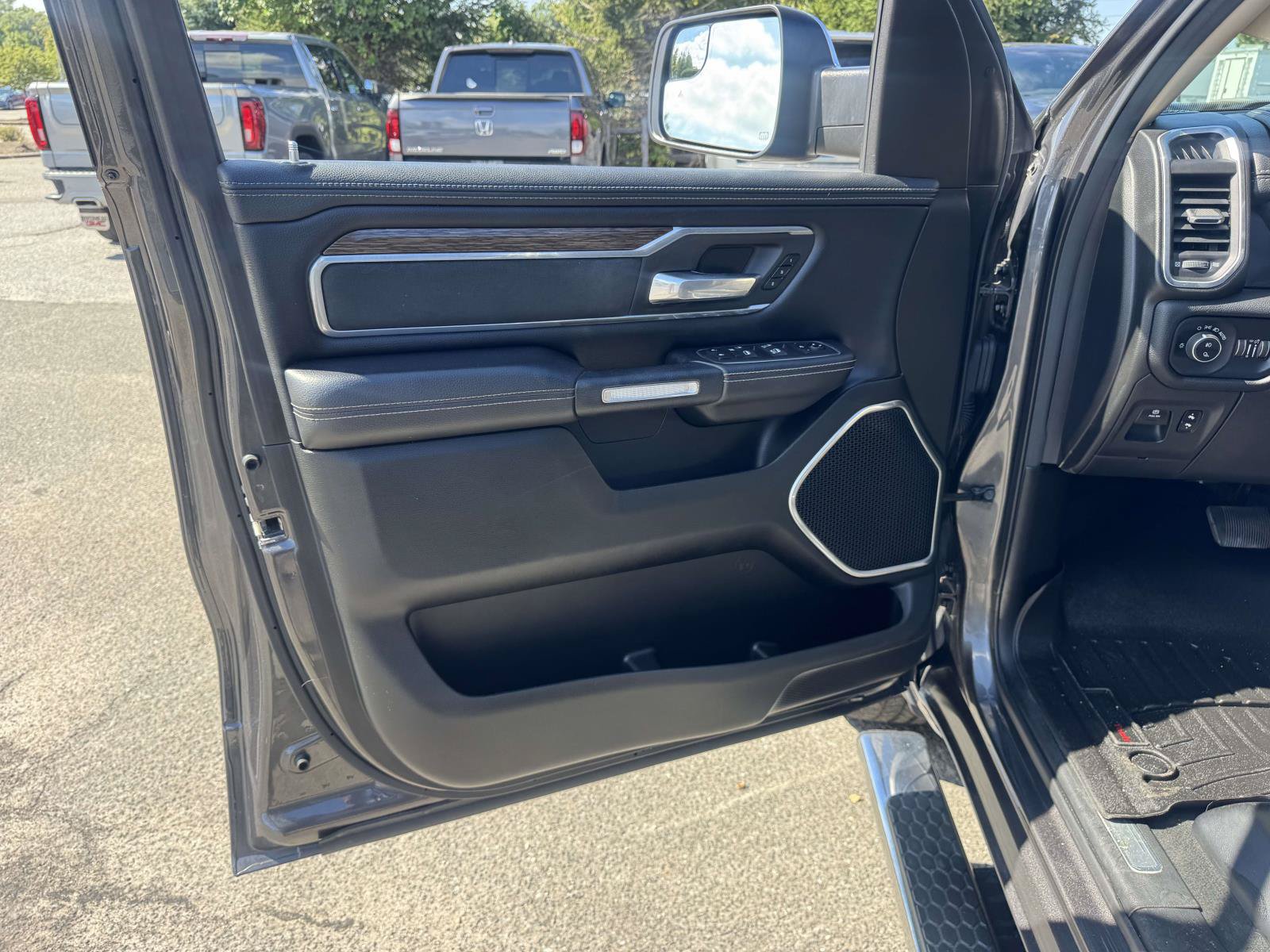Used 2020 RAM 1500 Laramie AWD/4WD image 22