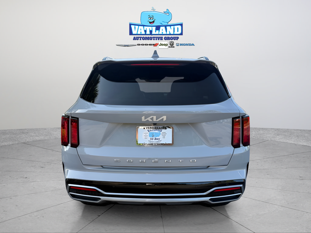 Used 2022 Kia Sorento EX w/ Panoramic Sunroof Package FWD image 4