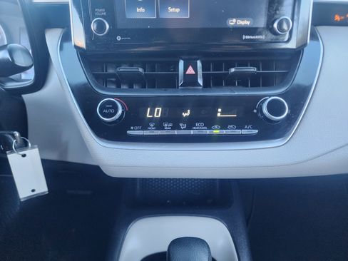 Used 2021 Toyota Corolla LE image 32