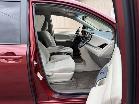 Used 2017 Toyota Sienna LE FWD image 3