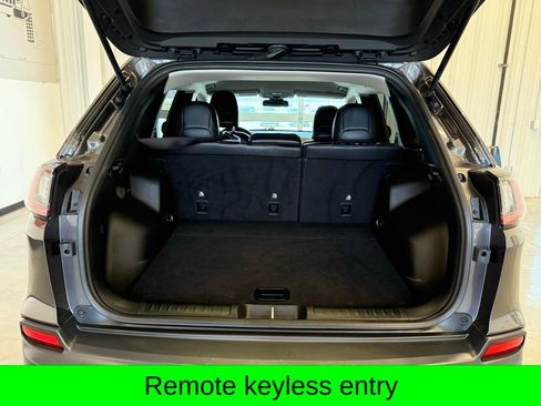 Used 2019 Jeep Cherokee Latitude Plus w/ Cold Weather Group image 4