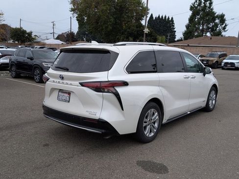 Used 2021 Toyota Sienna Platinum image 5